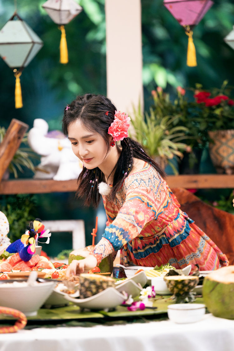 谢娜怕是返老还童了穿民族风露肩裙出镜扎小辫子甜美减龄