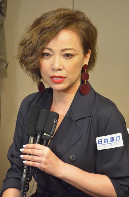 邓萃雯越来越洋气,超短发搭配西装连衣裙,显得减龄时尚又大气