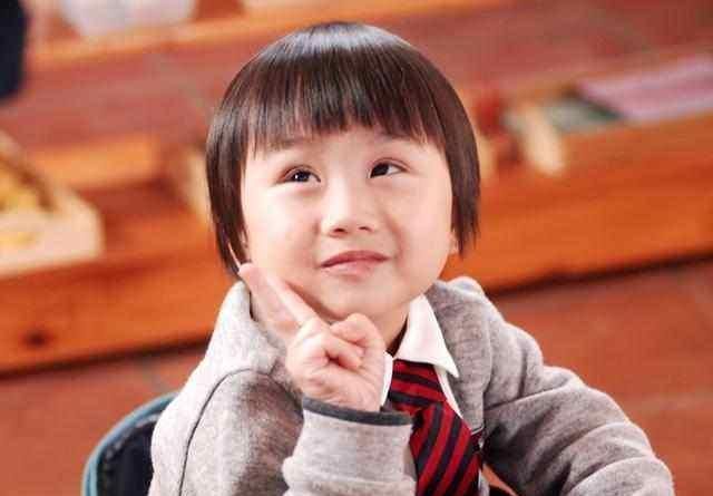 小小彬出生在一个演艺之家,他的父亲也曾是童星出道,昵称叫做小彬彬.