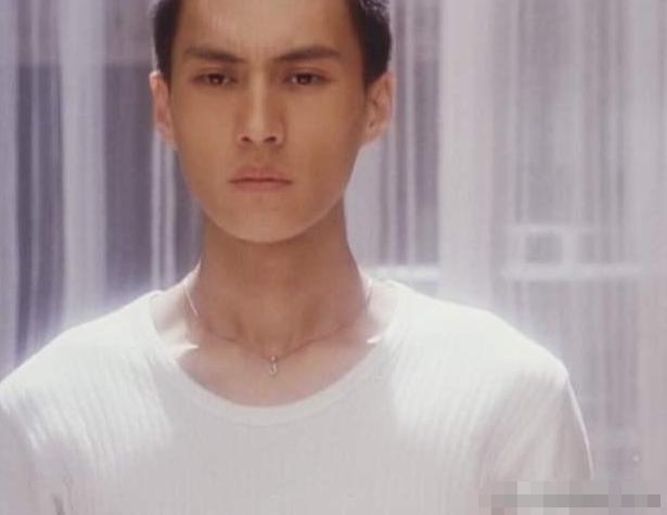 年轻时的靳东与现在判若两人自嘲比不上王宝强现已成功转型