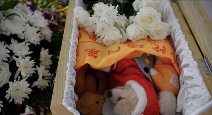 男子花高价狗狗办葬礼,请全村人吃饭,儿子回家看到照片直接晕了