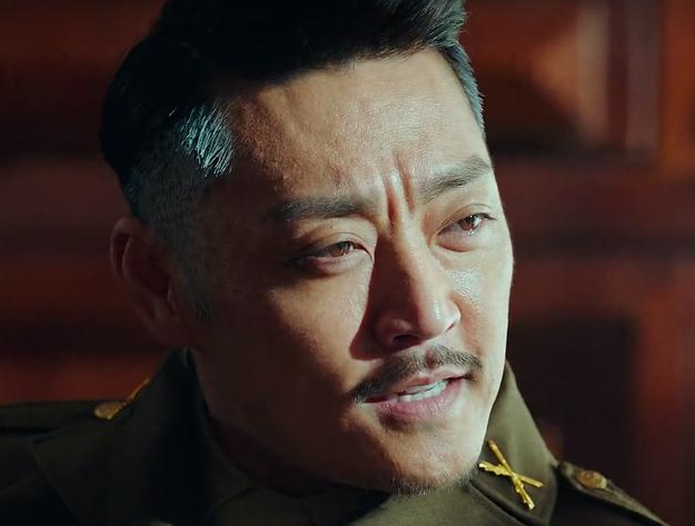 秦参谋被捕后,沈放又在秦参谋的眼神中体会到了公文包的秘密,他偷偷