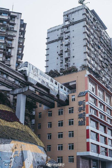 在重庆地铁都能是一道风景via