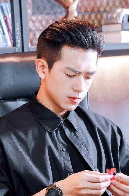 男人30岁以后,少弄这4种发型,显老俗气不说,还易伤发掉发