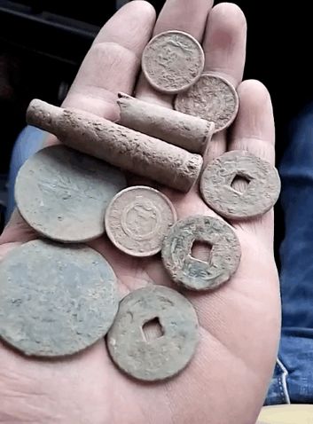 小伙用金属探测器户外探宝, 收获各种"小宝贝"