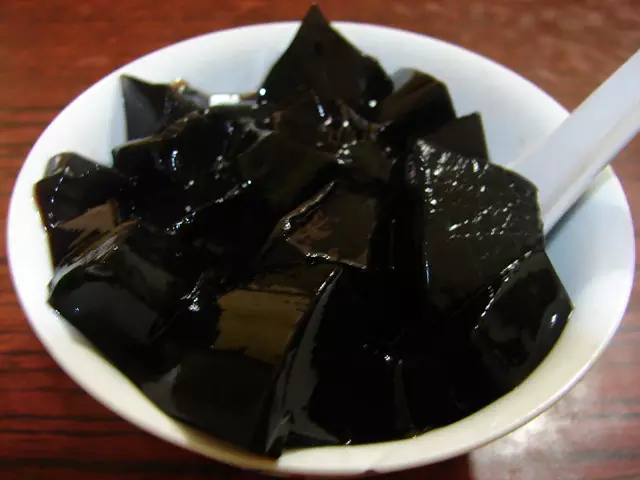 仙人粄,清凉爽口,是梅州人夏天解暑的传统小吃!