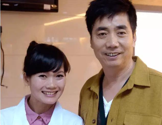 他是国家一级演员,娶大6岁总裁为老婆,如今继子成国家骄傲