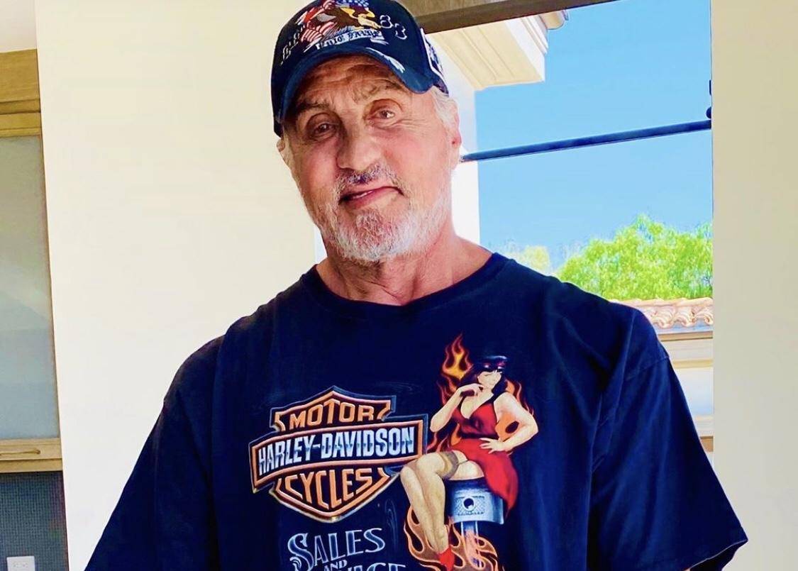 74岁史泰龙近照曝光!须发全白老态尽显,昔日巨星如今成了小老头