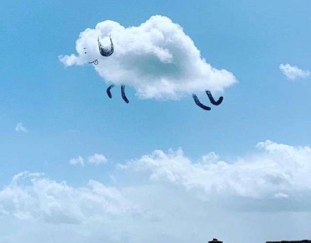 在白云上涂鸦美术学生的云朵绘画简单的创意变得更有趣