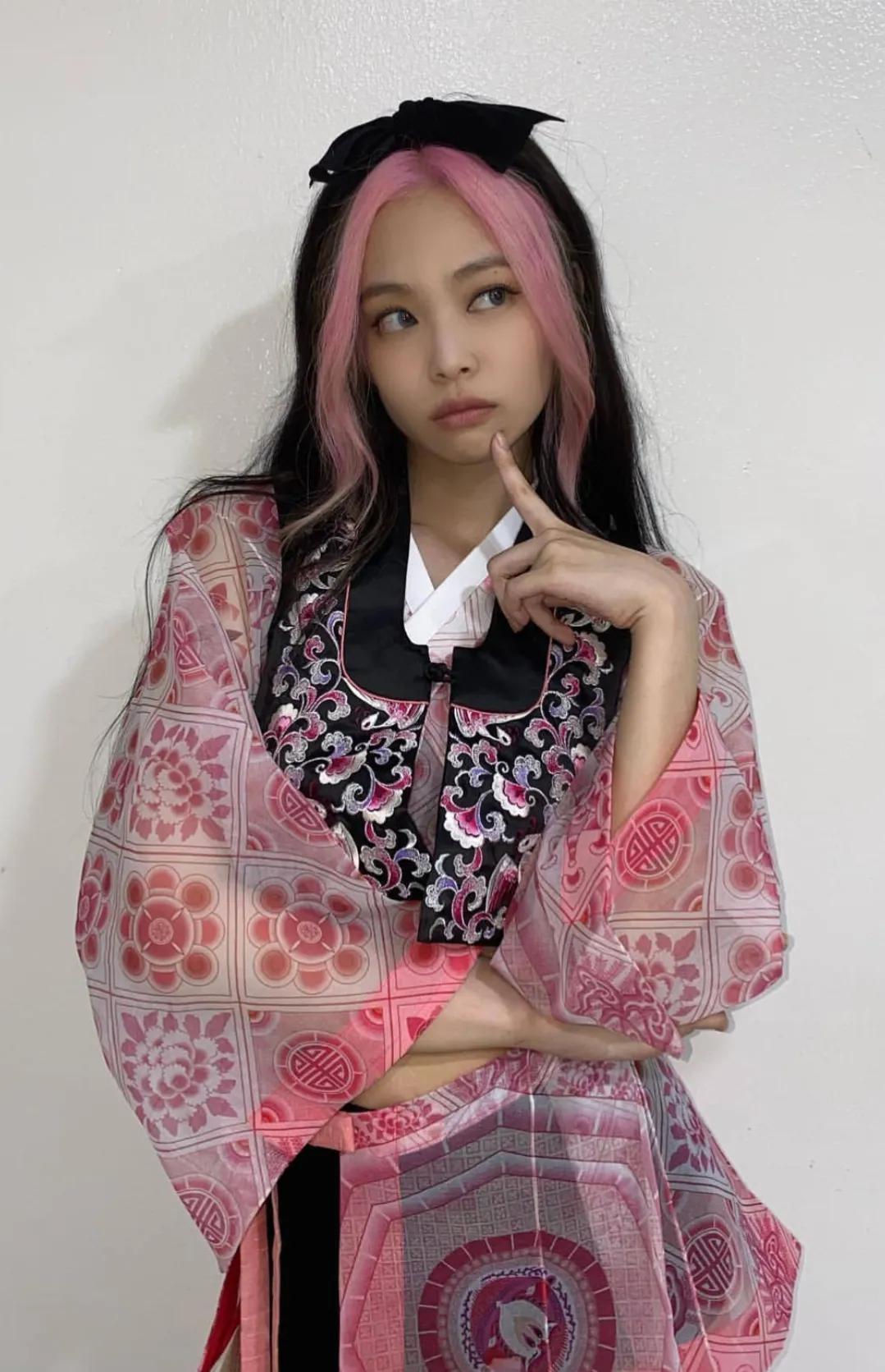 jennie穿"粉墨"套装被拍,离开修图师,这腰围我没眼花?