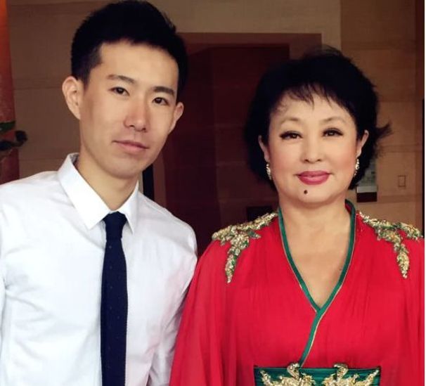 她曾登上春晚一首歌爆红,后与丈夫离婚,如今69岁成女强人老板|朱明瑛