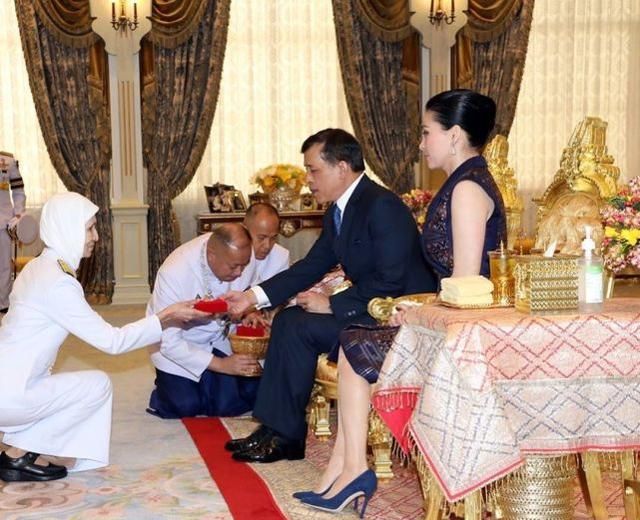 泰国国王久违亮相王后穿无袖裙显发福小臂飒爽英姿获丈夫宠爱