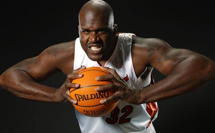 奥尼尔身材有多恐怖?老虎在他身边似大猫 手掌比女友腰都宽