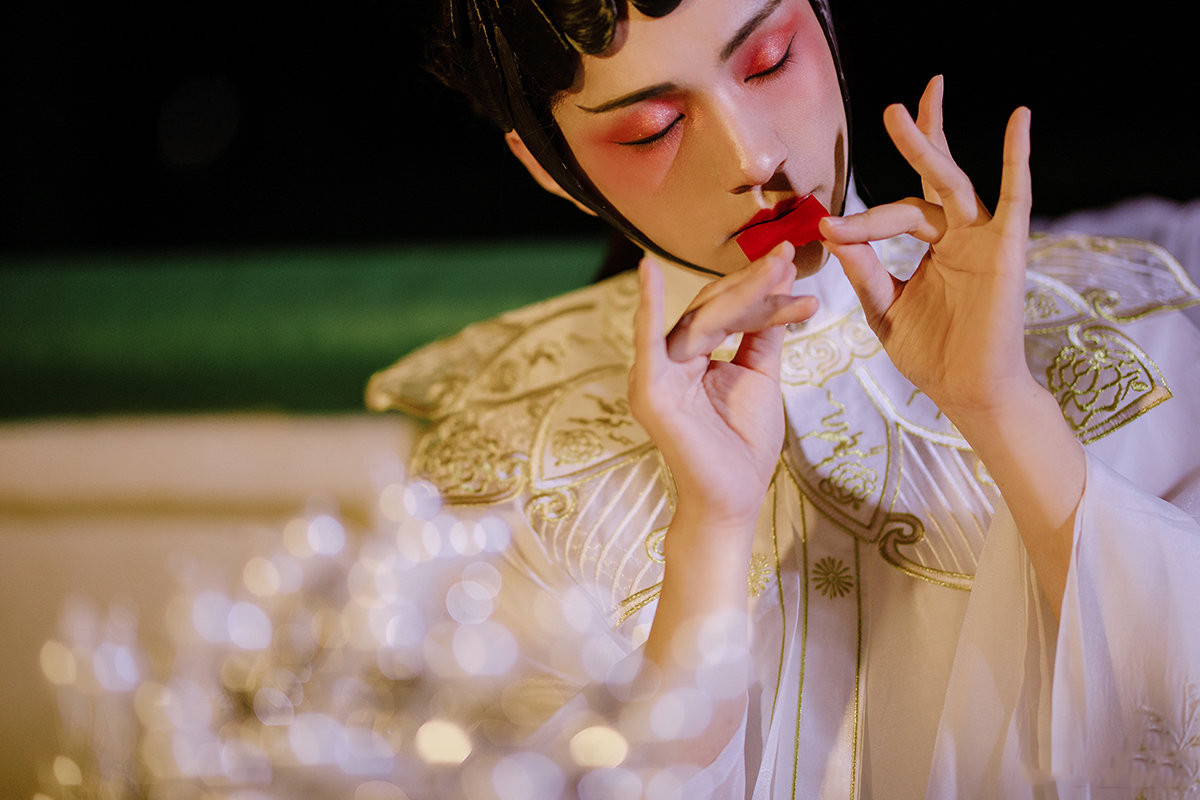 戏袍程蝶衣,头戴凤冠手捻兰花,是男儿郎还是女娇娥