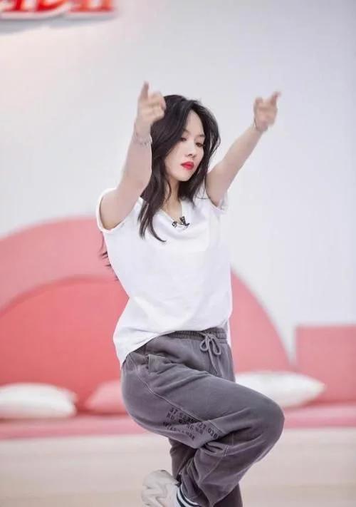 参加过女团和没有参加过女团的一眼就能看出来,王霏霏和孟佳是一起