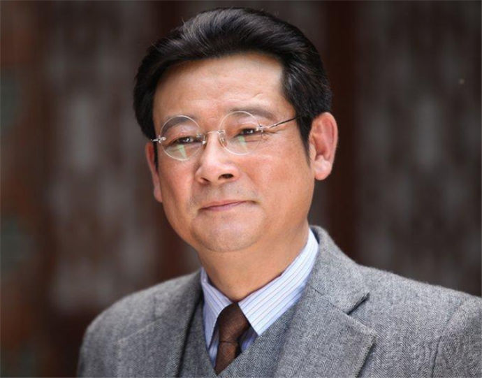 他患癌吃止痛药拍戏,去世半年导演才知道,留下500部作品和妻儿