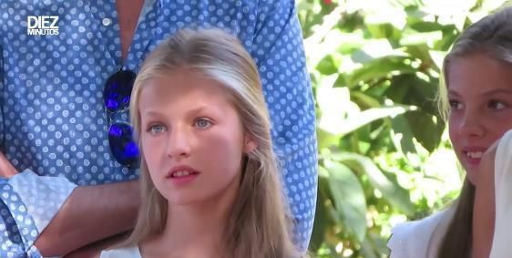 王室中年纪最小的王储,已经开始展露属于女王的风采,费利佩国王有这么