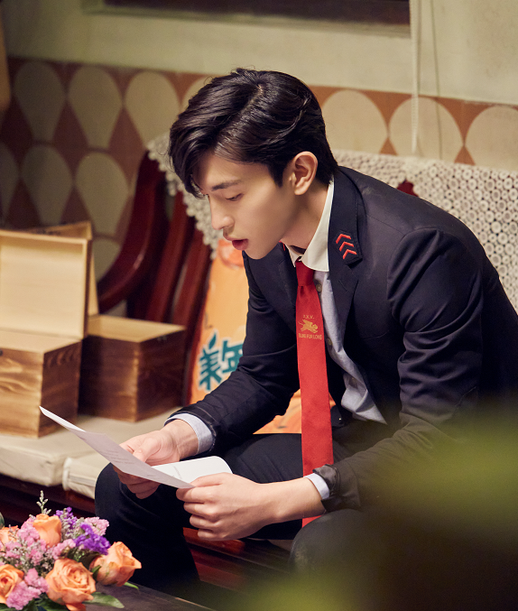 《密逃2》邓伦高清剧照，西装笔挺男友力十足，红色领带成亮点休闲区蓝鸢梦想 - Www.slyday.coM