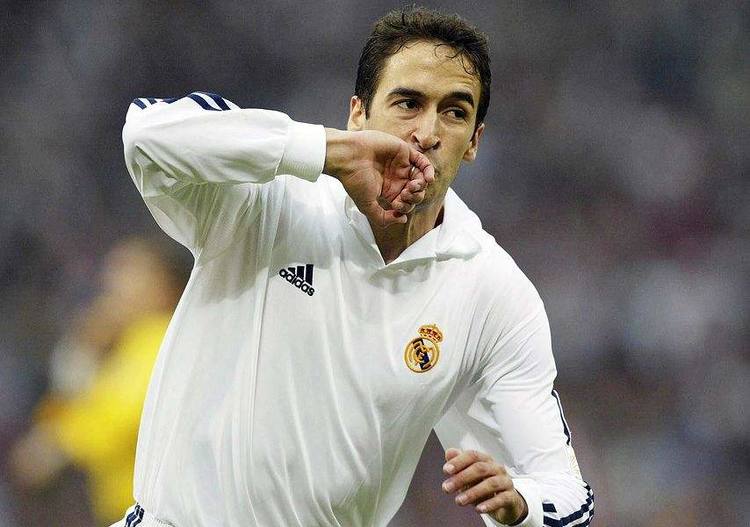 俄罗斯足球运动员训练时因佩戴饰品被闪电击中,还记得劳尔吗?