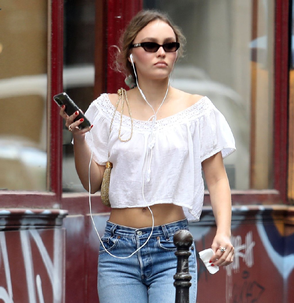 约翰尼德普21岁女儿现身街头莉莉罗丝德普继承老爸颜值