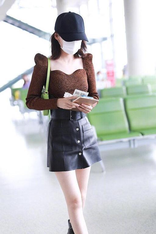 李沁素颜现身,穿复古紧身衣搭配皮裙,腰细得太夸张了