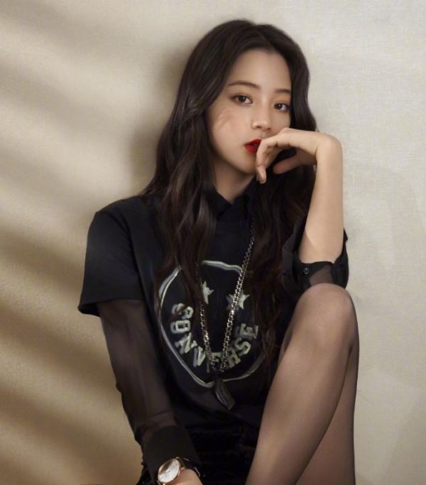 终于等到欧阳娜娜穿黑透袜看清她穿上的效果这腿也太细了