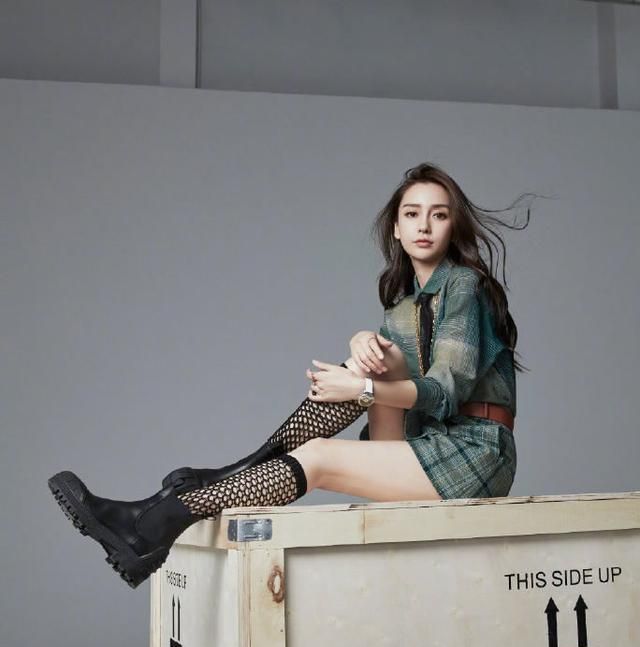 angelababy真美,牛仔染晕衬衫配短裙,网眼袜子抢镜,超时髦