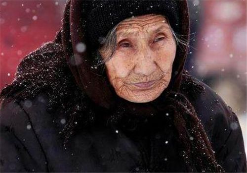 分外感人,一旁的人们也都流下了眼泪,而106岁的老母亲在等回白发苍苍