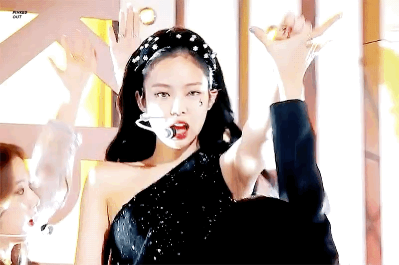 jennie穿"粉墨"套装被拍,离开修图师,这腰围我没眼花?