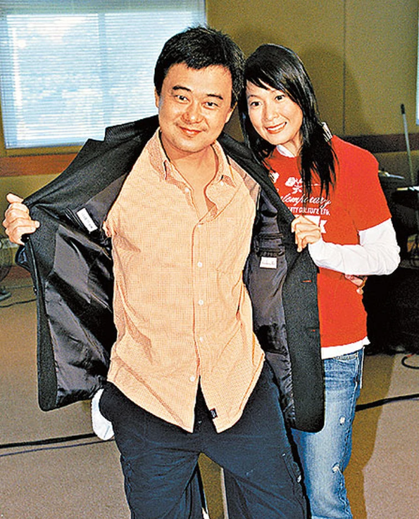 陈升结婚34年桃花不停,带美女吃火锅后,携另一美女吃鸡又被拍|陈升|美