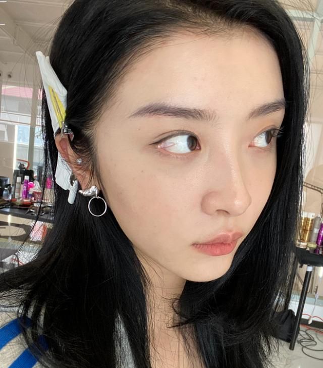 赵小棠晒自拍,高清镜头下汗毛清晰可见,脸嫩的像剥了壳的鸡蛋!