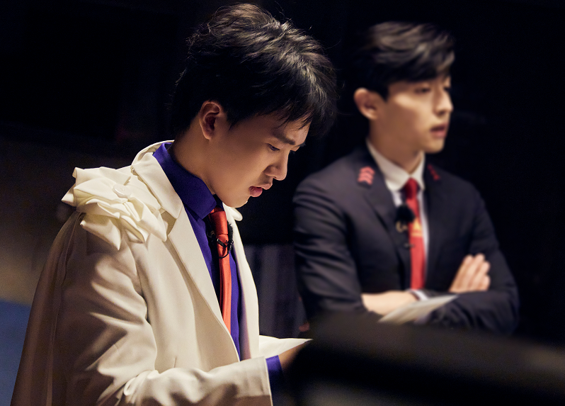 《密逃2》邓伦高清剧照，西装笔挺男友力十足，红色领带成亮点休闲区蓝鸢梦想 - Www.slyday.coM