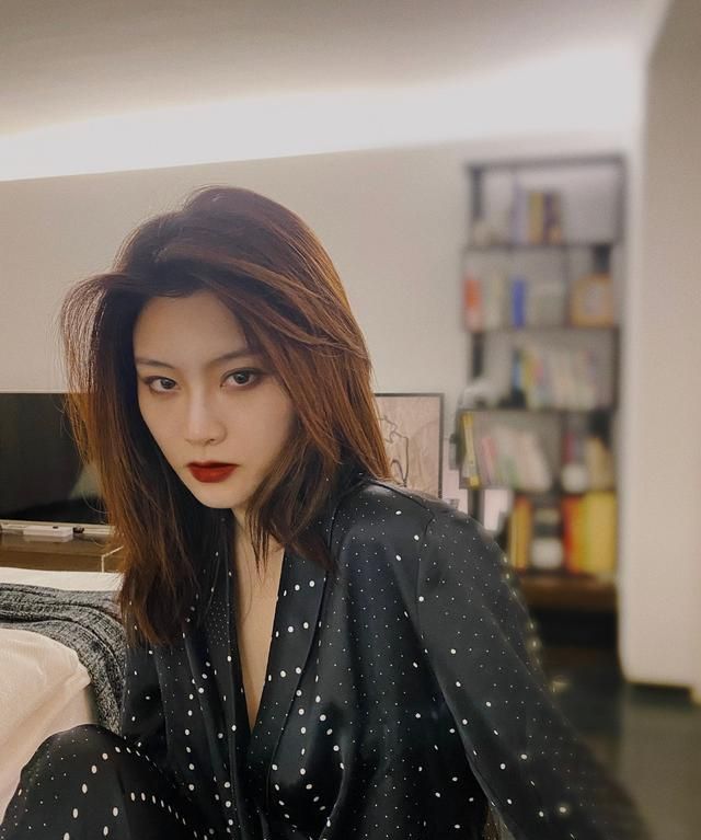 让男人羡慕的李现,四位前任全是女神,肤白貌美一个更比一个美