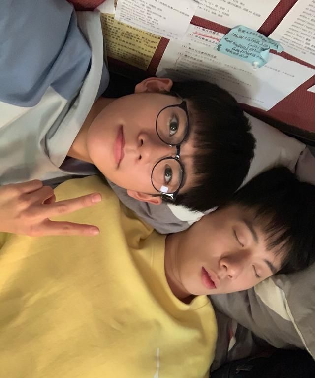 海清祝小家族演员高考加油,张子枫赵今麦受瞩目,还有两位复读生