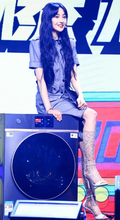 有种个性叫郑爽的高跟鞋鞋子上下镶满碎钻一般人不敢穿