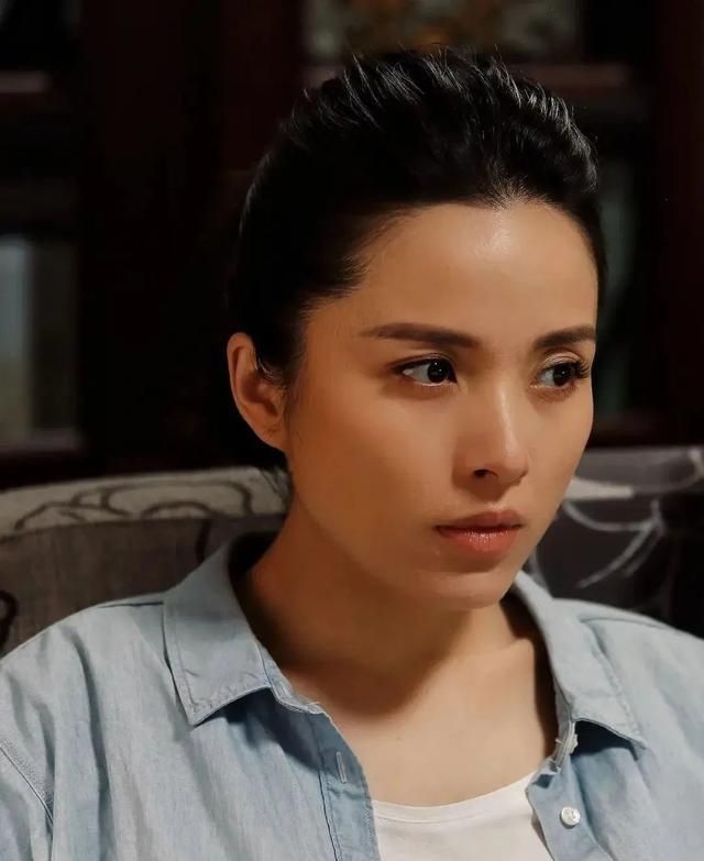 为了让靳东时刻保持好的状态,她跟组照顾丈夫,甚至跟剧务讨论拍戏顺序