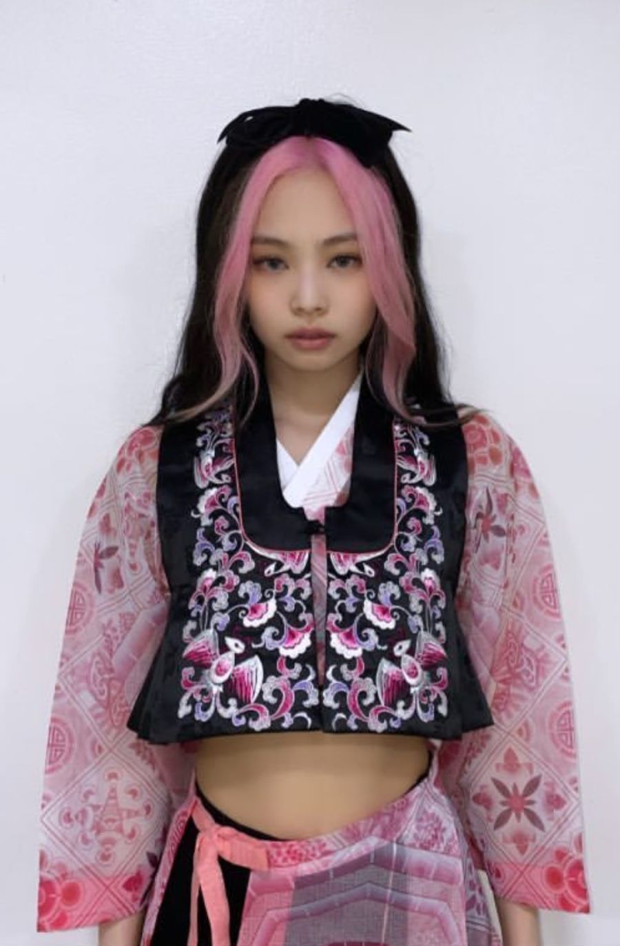 jennie穿"粉墨"套装被拍,离开修图师,这腰围我没眼花?