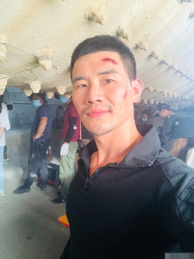 嘎子谢孟伟近照胡子拉碴变大叔直播间遭网红怒怼被讽无戏可拍