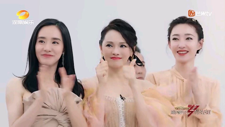 《乘风破浪的姐姐》首发阵容是30位姐姐,第一次公演结束后有海陆,刘芸
