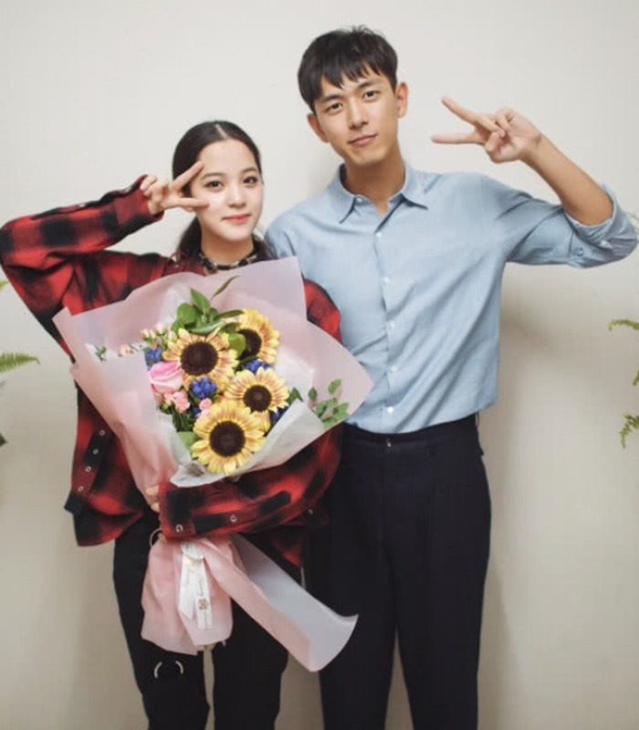 李现跟谁合照都酷翻天,唯独遇到图4,网友:捂嘴卖萌才是真爱!