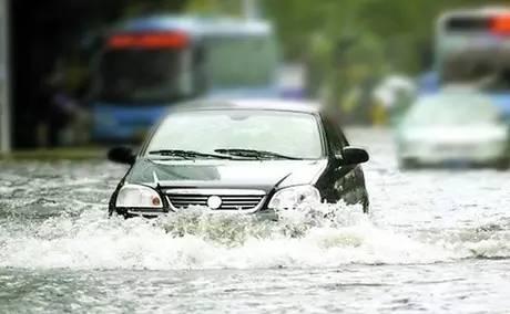 车秒速拾陆拍了拍你，有份《雨季用车宝典》请你签收