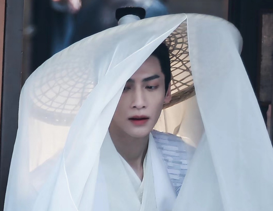 拍摄初期,《皓衣行》几乎每天都能流出路透,从三位