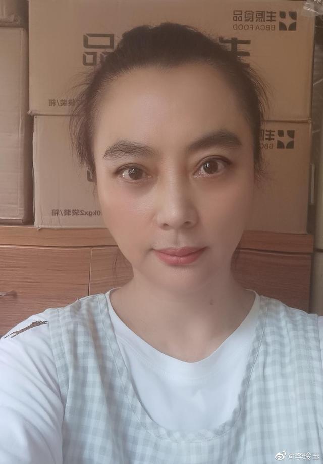 57岁李玲玉素颜出镜,皮肤暗沉下巴变尖,离婚两次独自带混血儿子