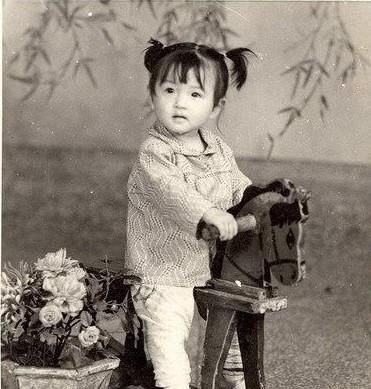 对熊孩子来说也很累,难免要遭受一些皮肉之苦,小时候的万茜就是在父亲