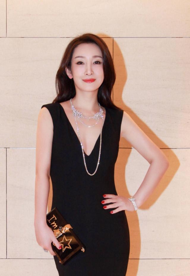 秦海璐身穿深v领长裙,真的是太性感了