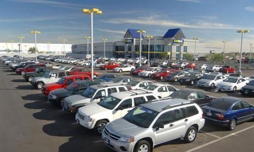 深圳二手车市场的宝马5系,3万公里才卖8万,