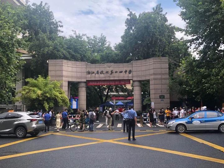 今天为全省32万高考生加油!考场外,不少妈妈第一次穿上了旗袍!