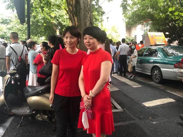 杭十四考点,杭州求是高级中学的高三班主任们,穿上了红色"冠军"送考