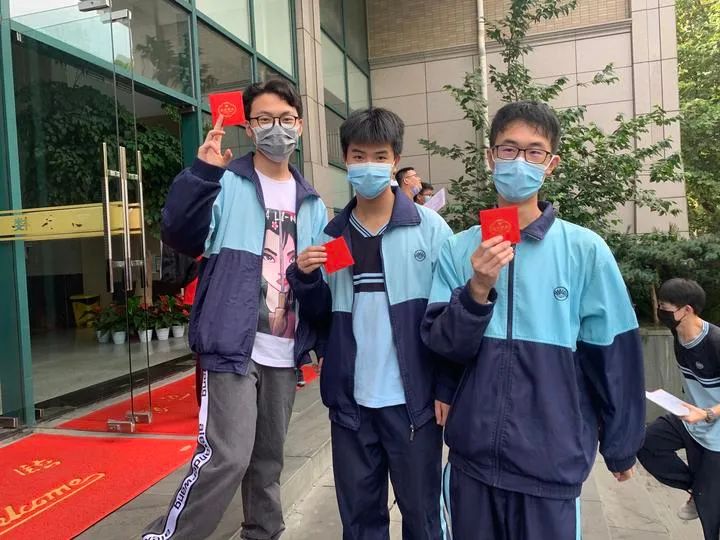 杭十四考点,杭州求是高级中学的高三班主任们,穿上了红色"冠军"送考