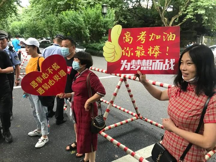 今天为全省32万高考生加油!考场外,不少妈妈第一次穿上了旗袍!